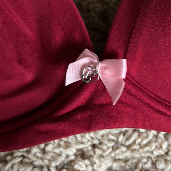 Hardly worn/like new No-Wire Body by Victoria bra by Victoria’s Secret in maroon - Picture 2 of 4